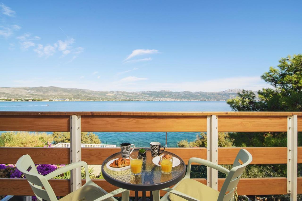 Villa Bua - Beautiful Seafront Apartments 特罗吉尔 外观 照片