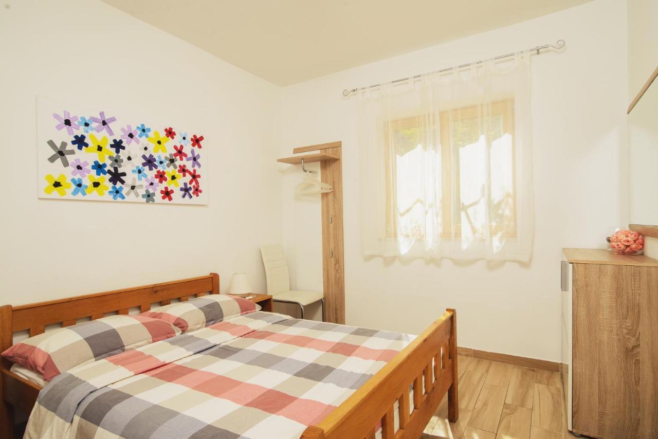 Villa Bua - Beautiful Seafront Apartments 特罗吉尔 外观 照片