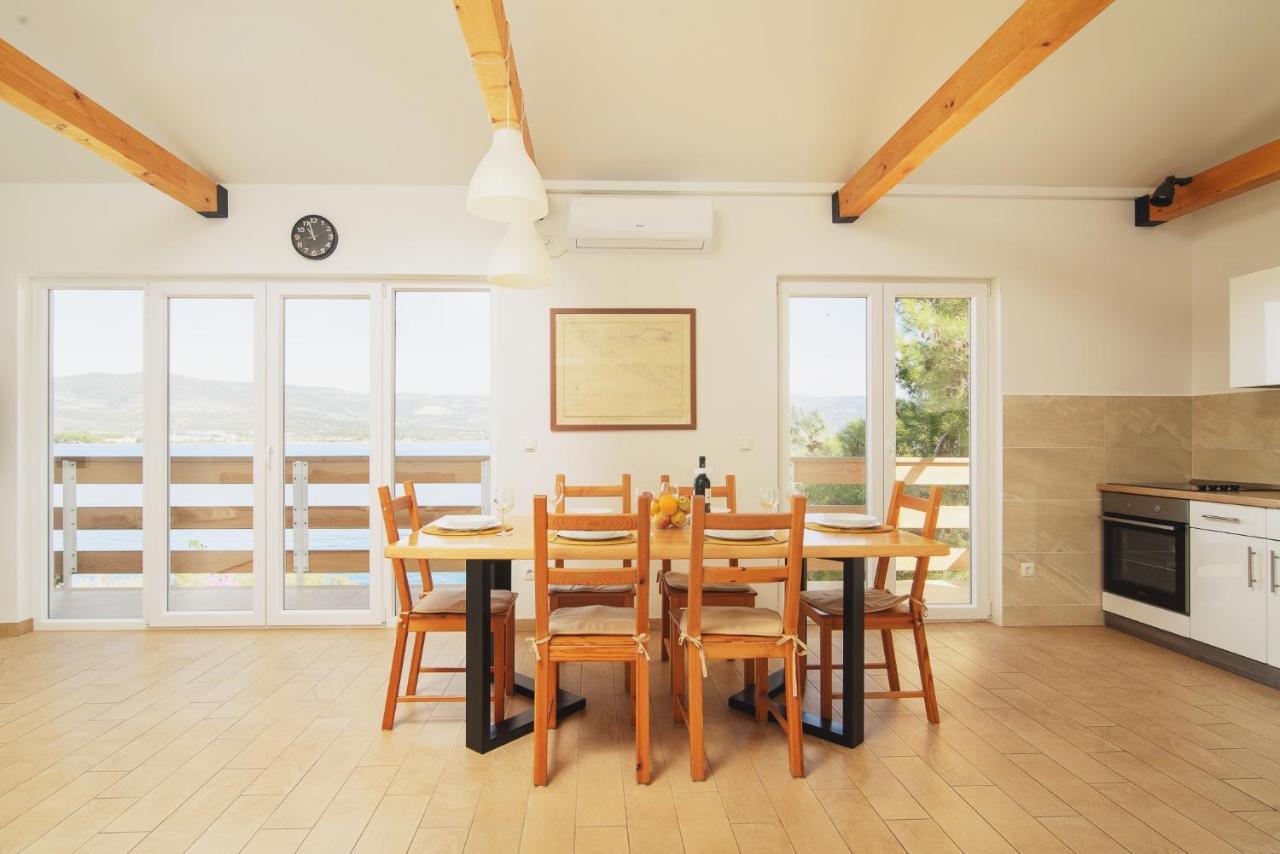 Villa Bua - Beautiful Seafront Apartments 特罗吉尔 外观 照片