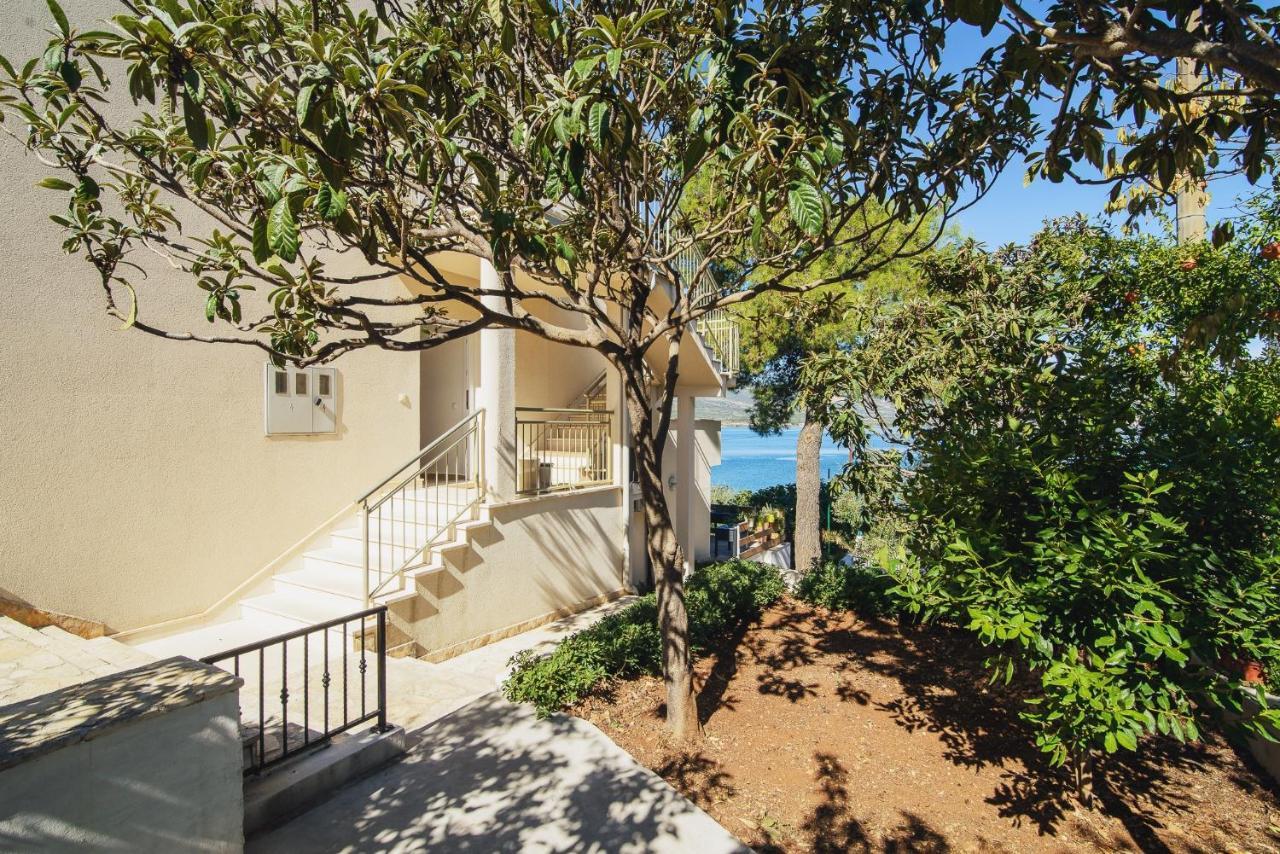 Villa Bua - Beautiful Seafront Apartments 特罗吉尔 外观 照片