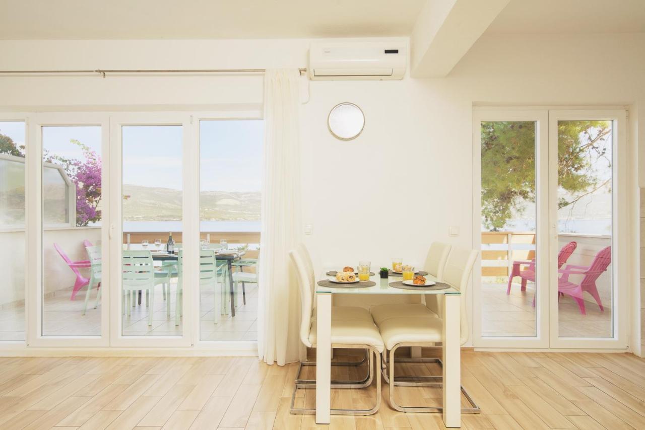 Villa Bua - Beautiful Seafront Apartments 特罗吉尔 外观 照片