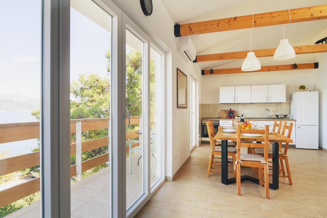 Villa Bua - Beautiful Seafront Apartments 特罗吉尔 外观 照片